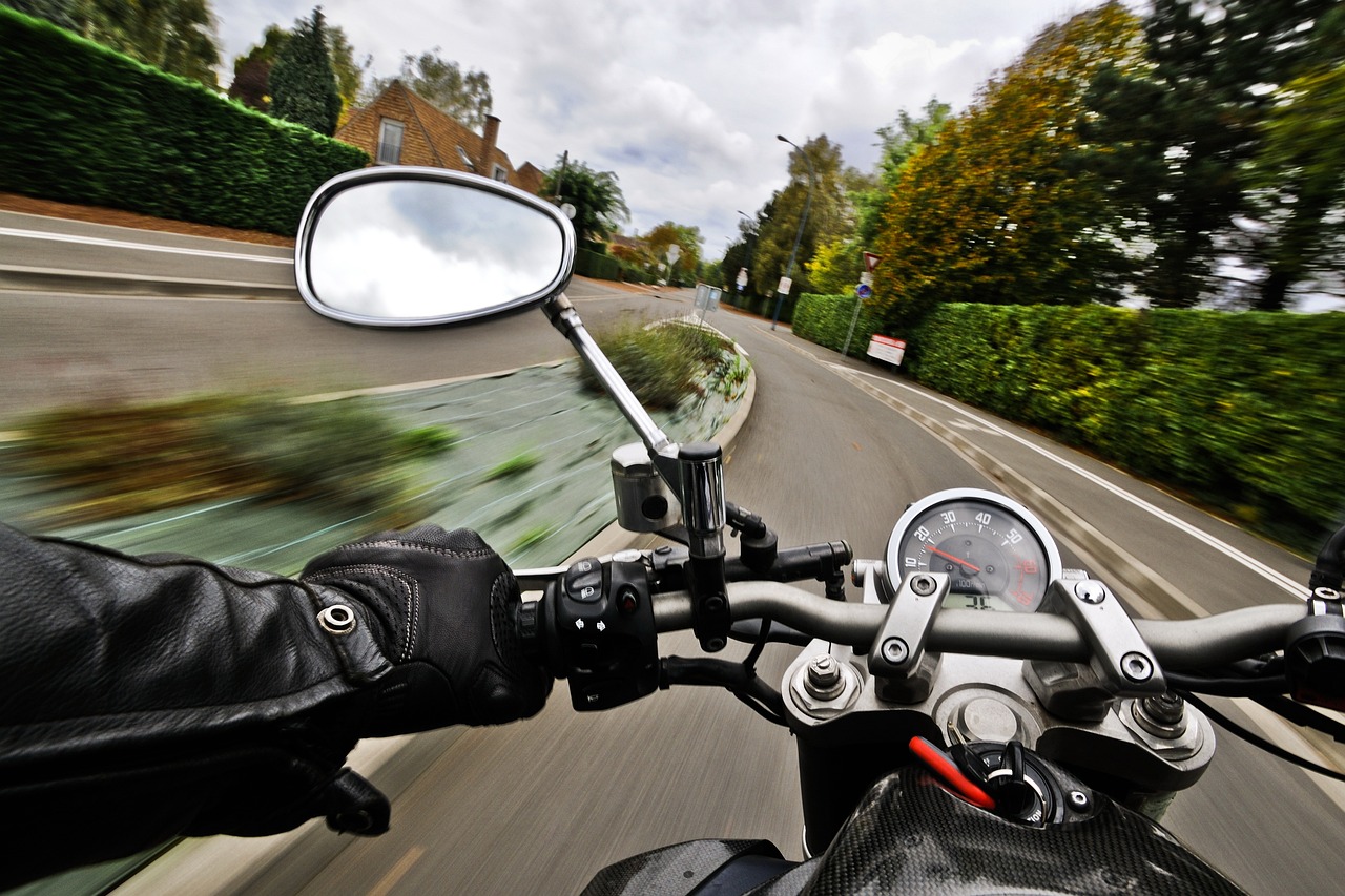 ¿Qué motocicletas deben llevar instalados como mínimo dos espejos retrovisores uno a cada lado?