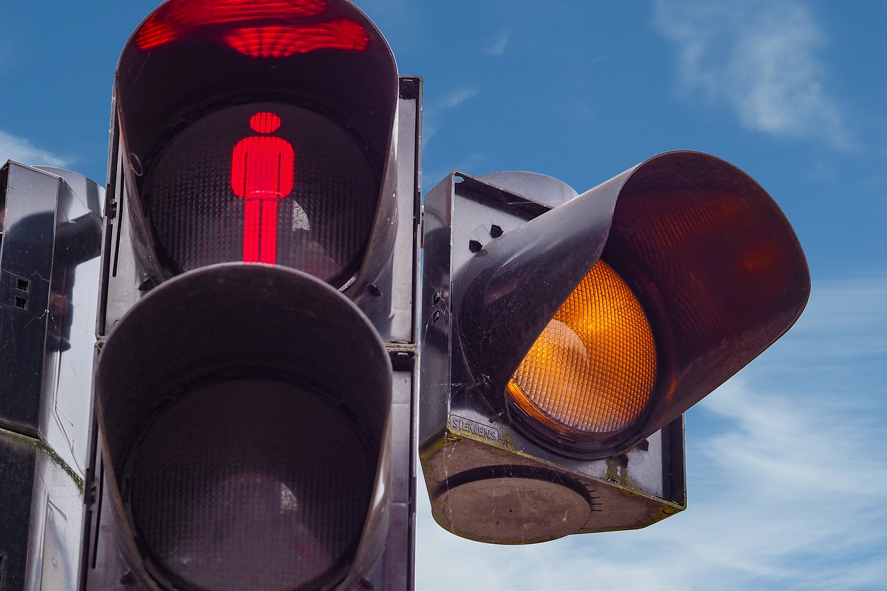 ¿Qué significa un semáforo con una flecha negra sobre una luz roja fija?