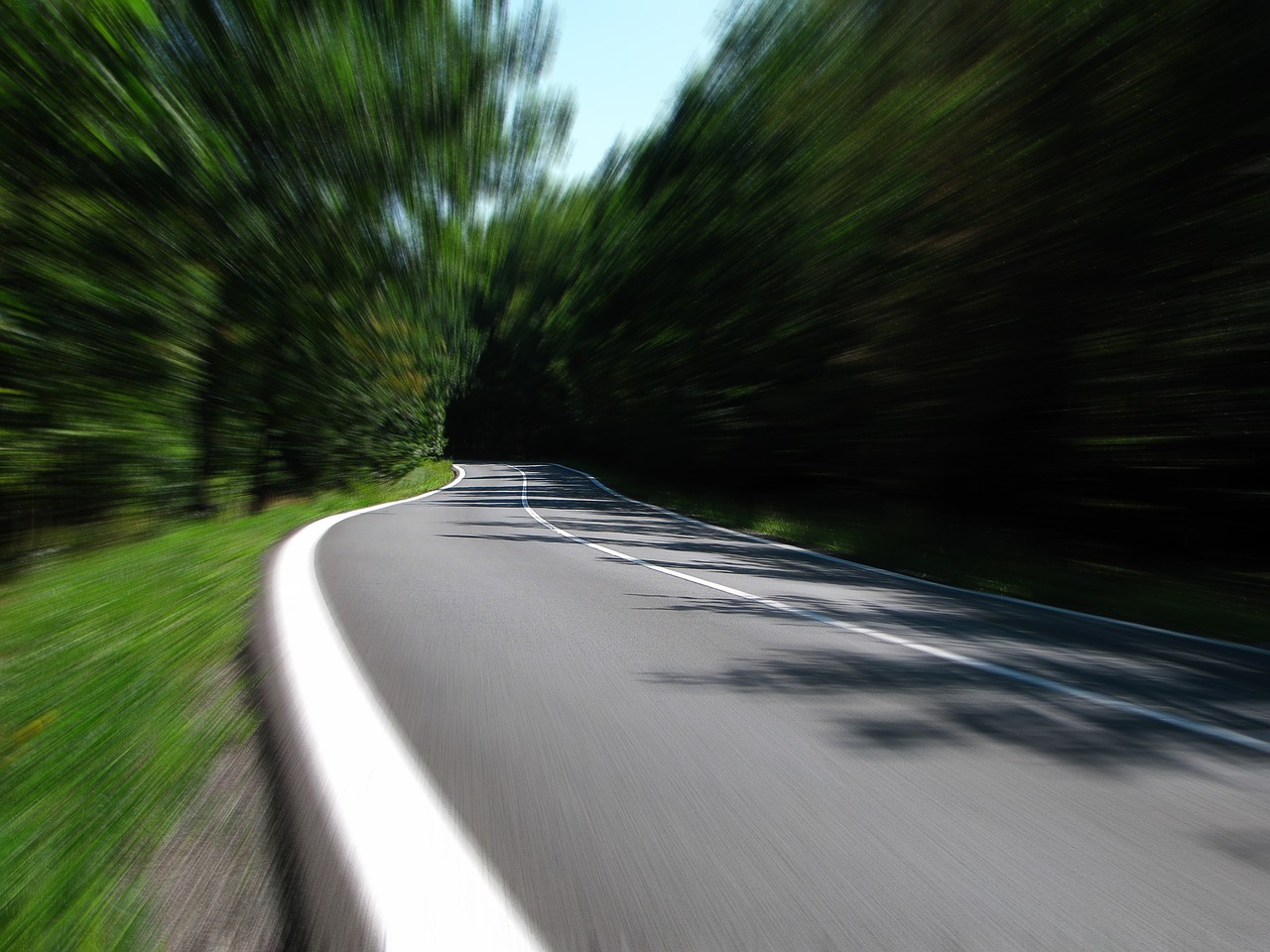 ¿Cuál es la velocidad máxima en una autopista que discurre por suelo urbano?