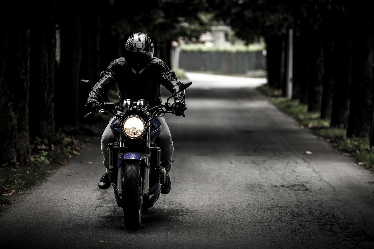 ¿Cuándo se puede adelantar a una motocicleta?