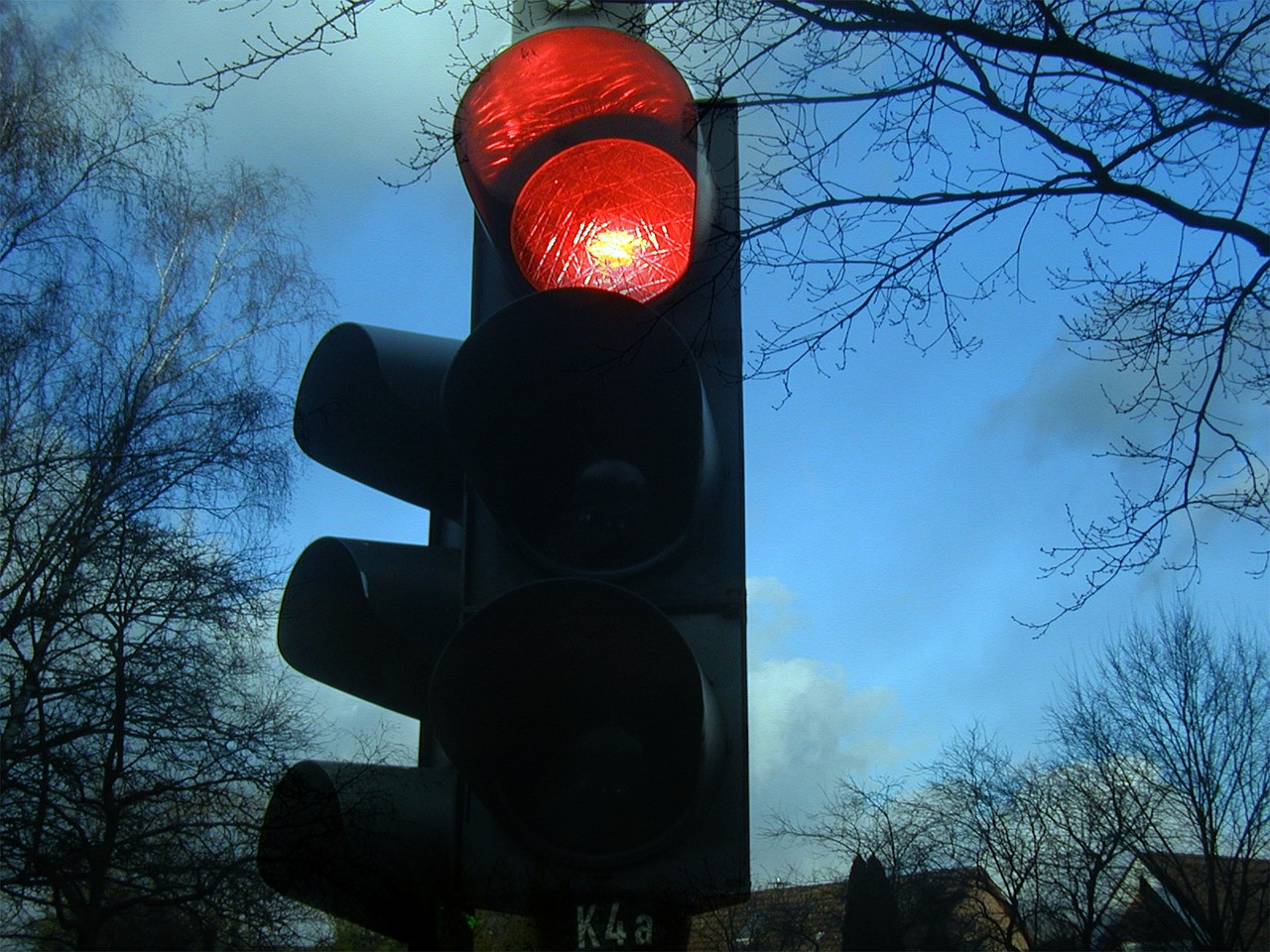 ¿Qué hay que hacer cuando el semáforo está en amarillo intermitente?