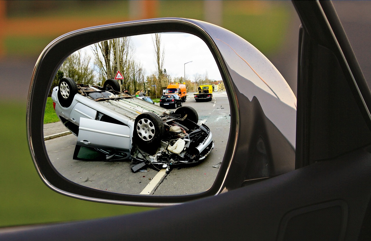 ¿Cuál es una de las causas que originan los accidentes de tráfico en los jóvenes?